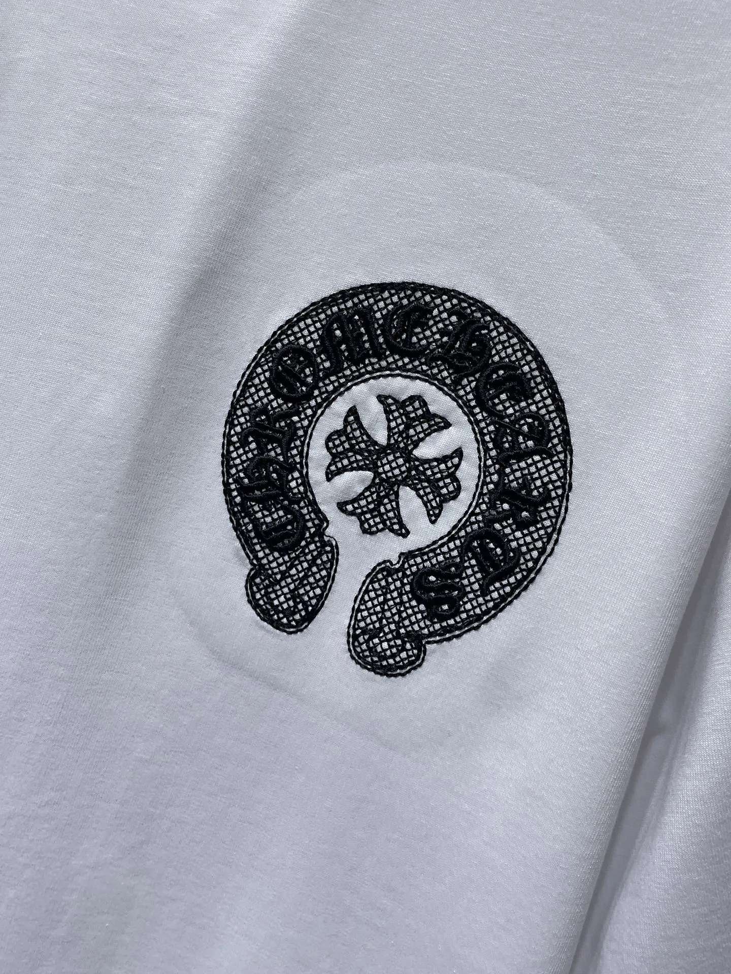 P160 New Chrome Hearts 25ss for summer. High-weight, environmentally friendly and high-quality top-quality fabric. 260g~270g. Cro cross and horseshoes embroidered short sleeves. Counter synchronization. 1:1 replica version. Recommended colors: white, black.